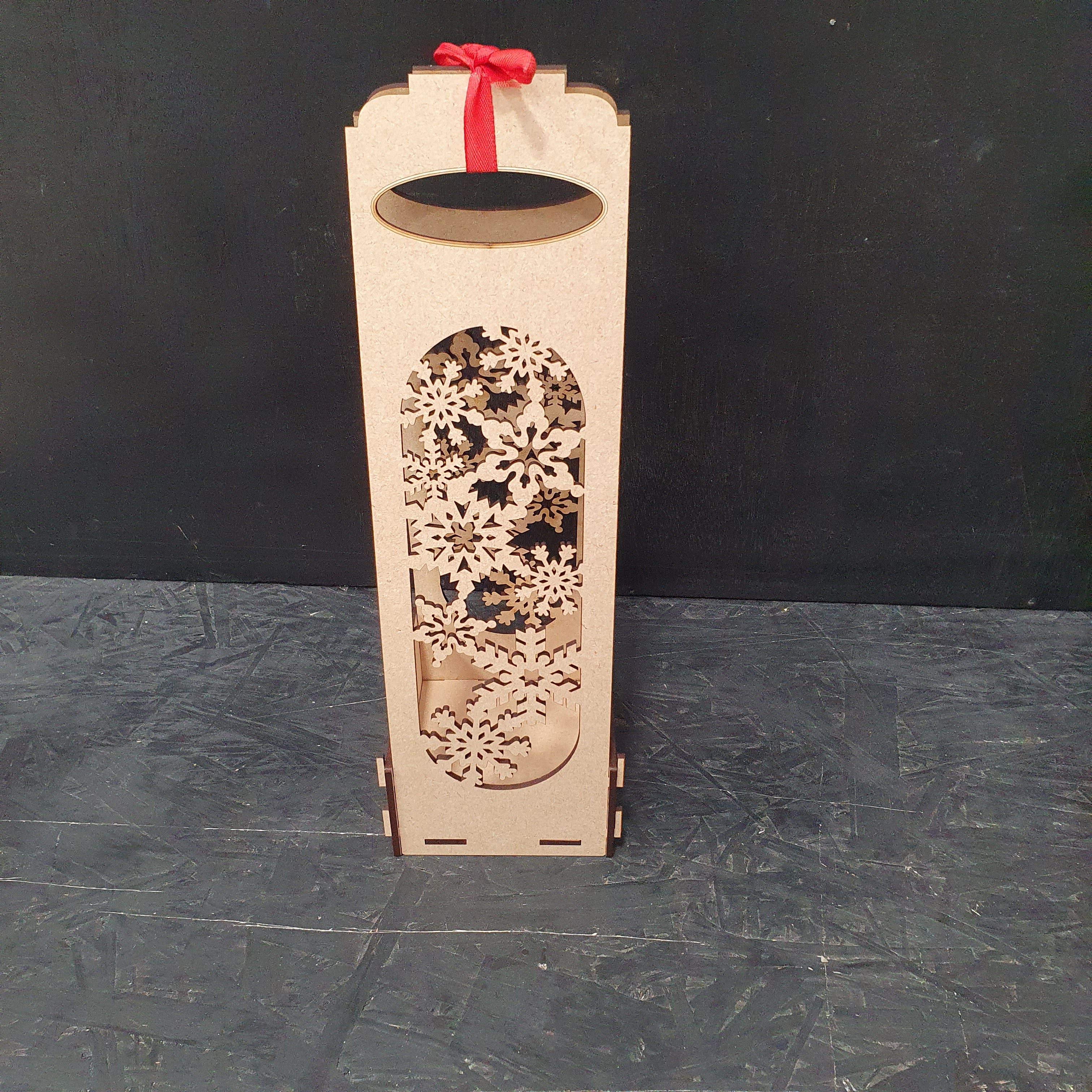 Festive Snowflake Wooden Wine Bottle Holder – Flat-Packed Christmas Gift Display for Standard Bottles (34cm x 11cm)