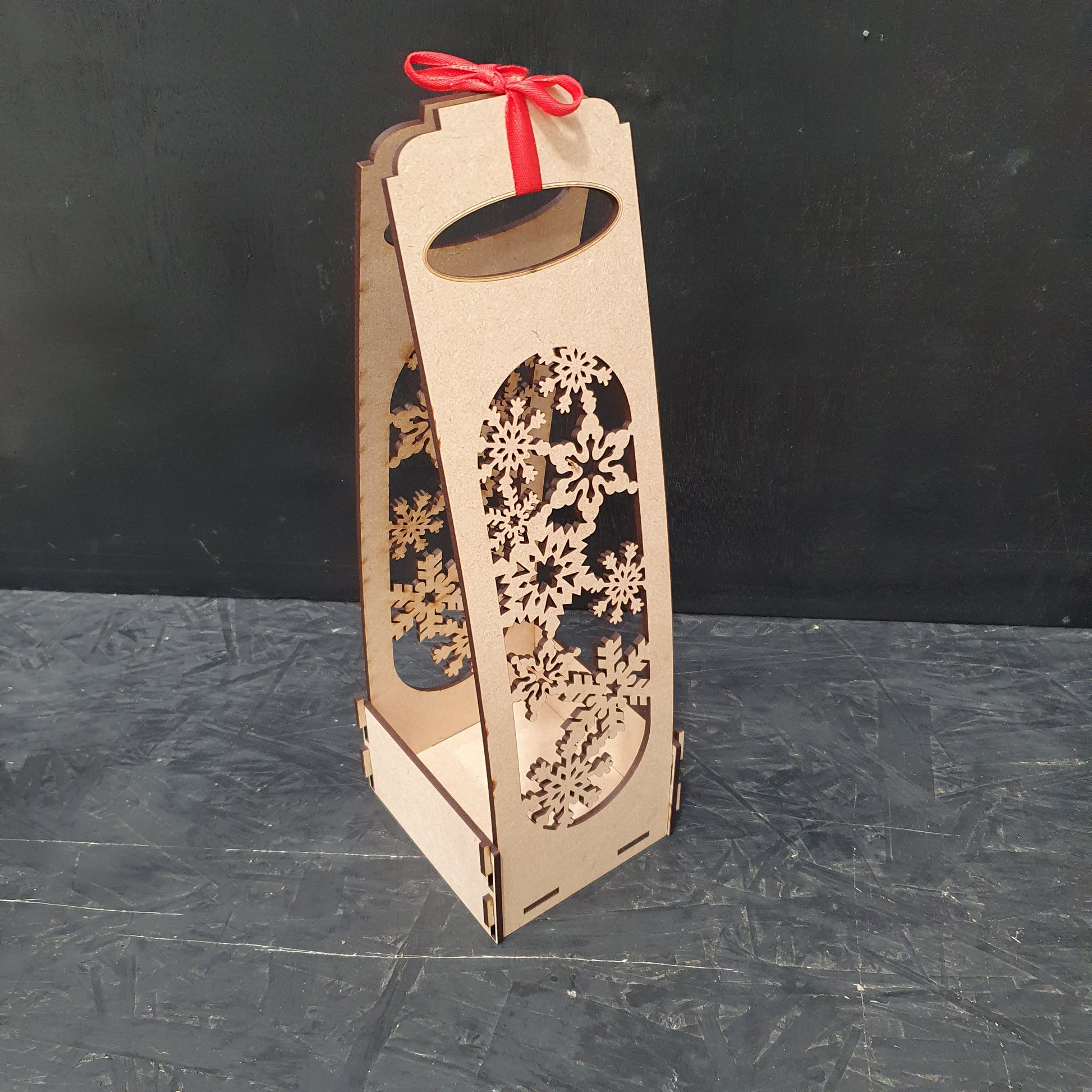 Festive Snowflake Wooden Wine Bottle Holder – Flat-Packed Christmas Gift Display for Standard Bottles (34cm x 11cm)