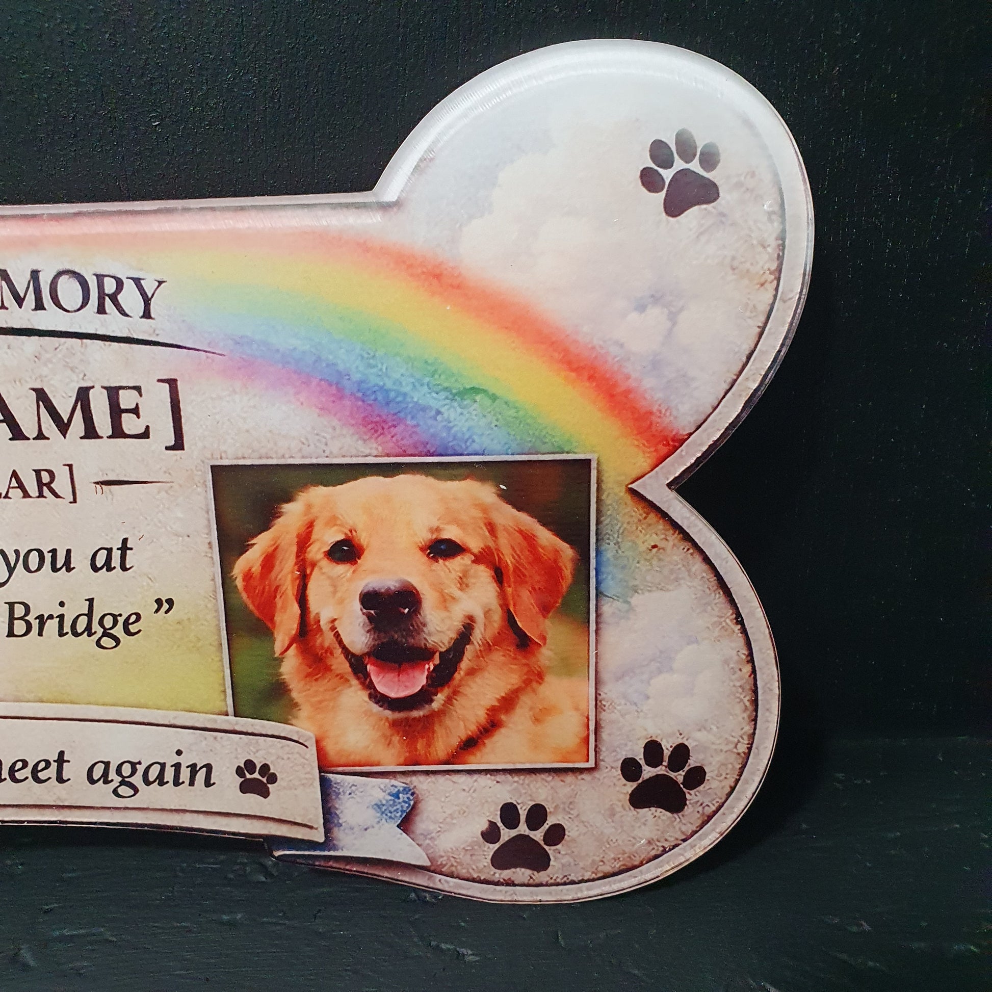 Custom dog memorial plaque with rainbow design, paw prints and “Until we meet again” quote, freestanding pet loss keepsake.