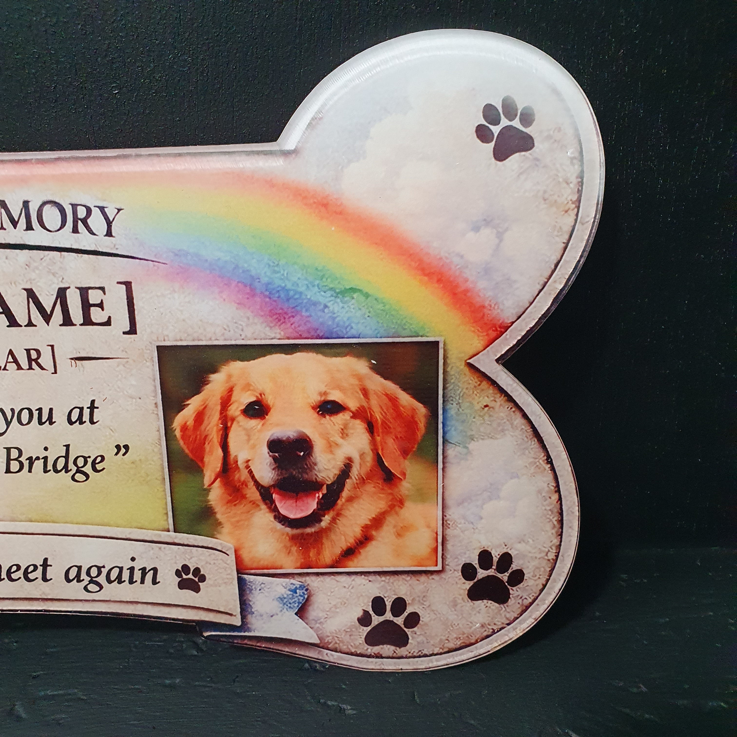 Custom dog memorial plaque with rainbow design, paw prints and “Until we meet again” quote, freestanding pet loss keepsake.