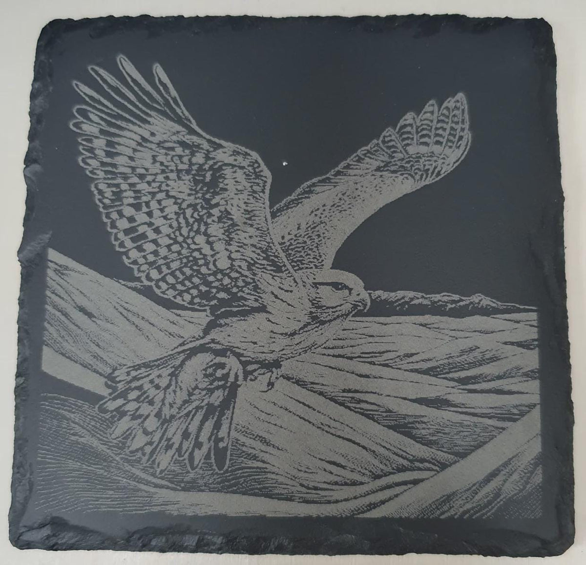 4 birds of prey engraved slate tile set ideal for use as coasters, art tiles or collectible wildlife décor. Natural slate with lifelike eagle, owl, falcon and kestrel engravings, perfect animal themed home accents.